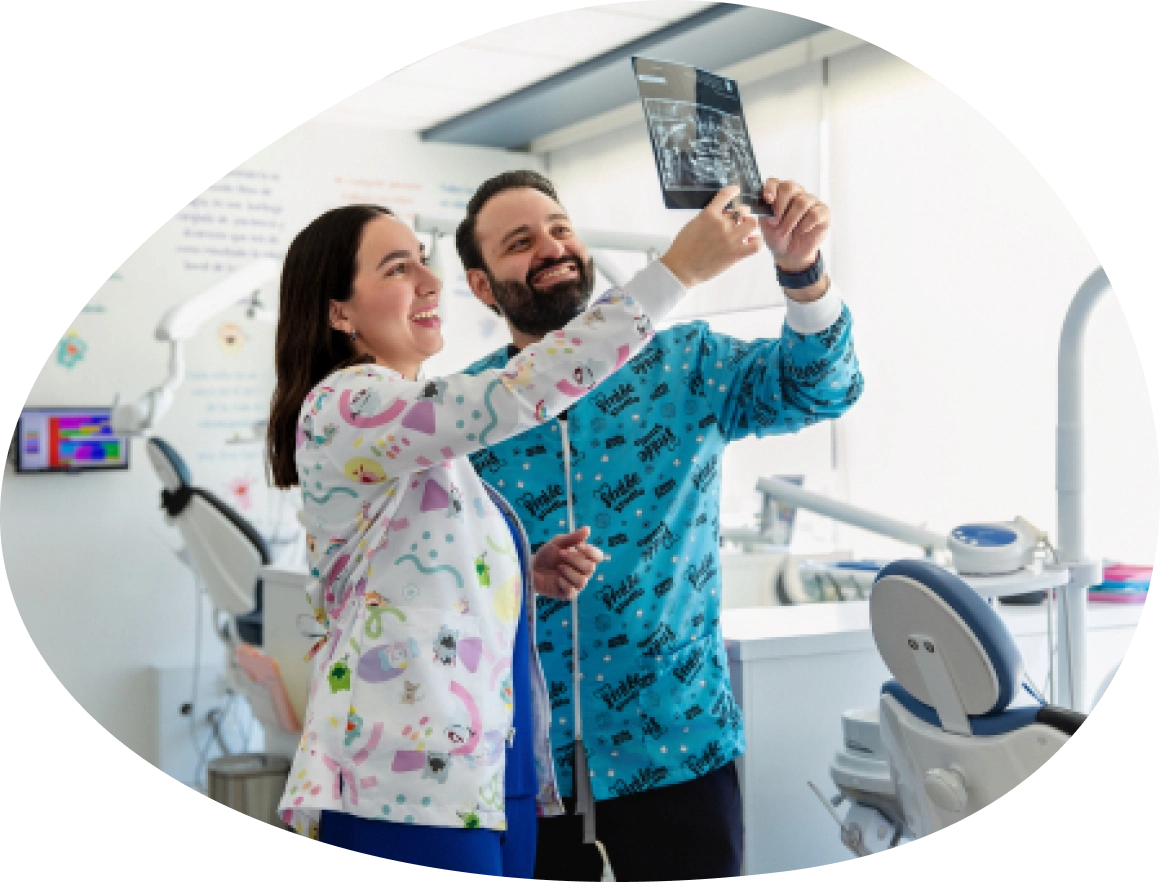 Imagen de dos personas viendo radiografía